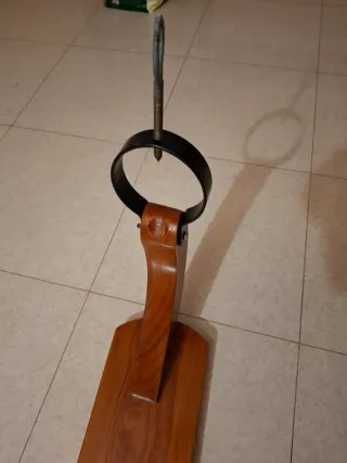 Jamonero de madera con aro metálico