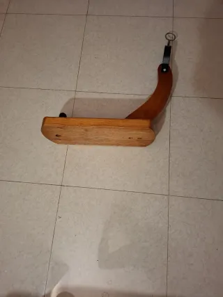 Jamonero de madera con aro metálico