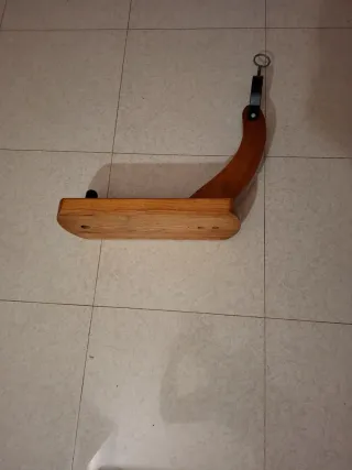 Jamonero de madera con aro metálico