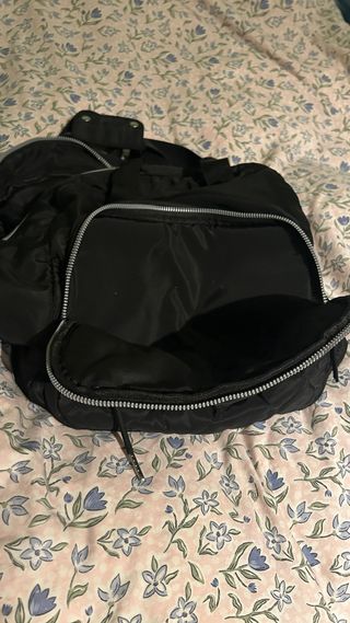 Mochila negra acolchada
