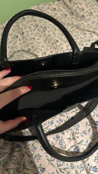 Bolso negro de mano y hombro