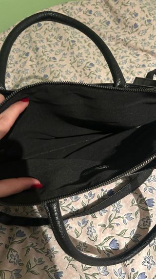 Bolso negro de mano y hombro