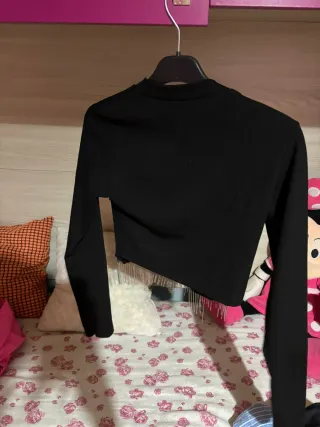 Maglietta nera crop con frange