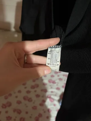 Maglietta nera crop con frange