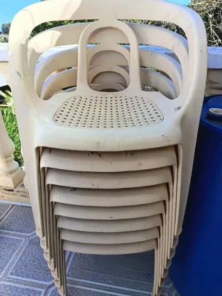 Juego 8 sillas y 4 mesas apilables