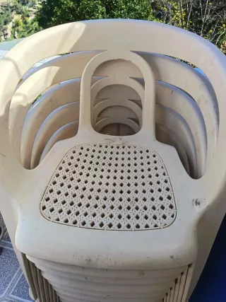 Juego 8 sillas y 4 mesas apilables