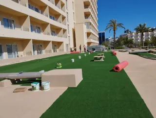 Montaje césped artificial nuevo y reciclado