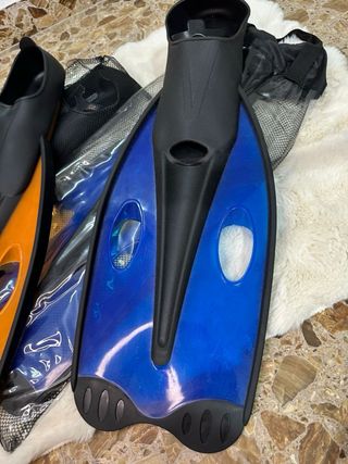 Aletas de buceo naranjas y azules