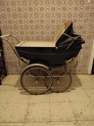 Cochecito de bebé clásico de 60 años de antigüedad