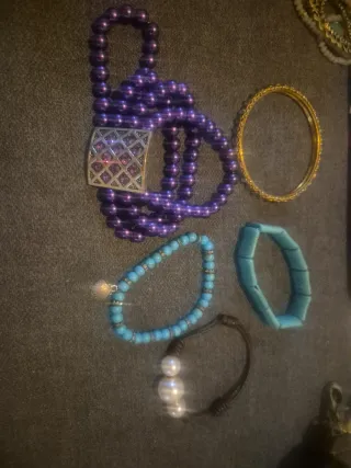Lote pulseras moradas, turquesa y dorada