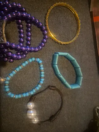 Lote pulseras moradas, turquesa y dorada