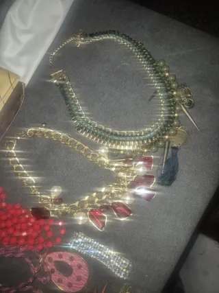 Lote de bisutería: collares y pulseras