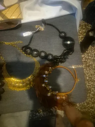 Collar negro con cristales y cadena dorada