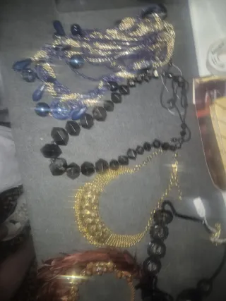 Collar negro con cristales y cadena dorada