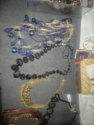 Collar negro con cristales y cadena dorada