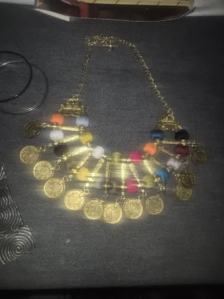 Collar con monedas y pompones