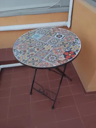 Mesa redonda baldosas cerámica y hierro