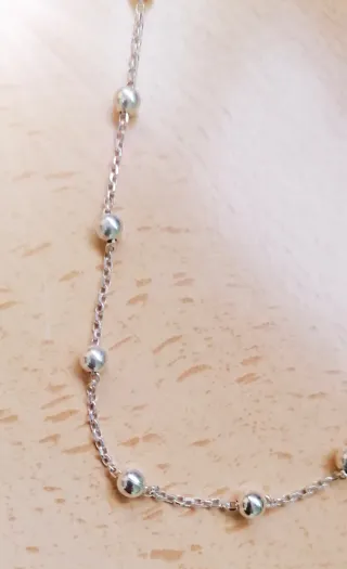 Collar de plata con caja corazón roja