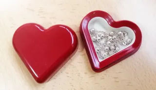 Collar de plata con caja corazón roja