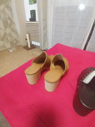 Zuecos de vestir beige y negros