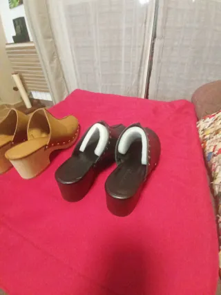 Zuecos de vestir beige y negros