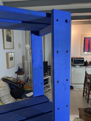 Estantería de madera de pino pintada
