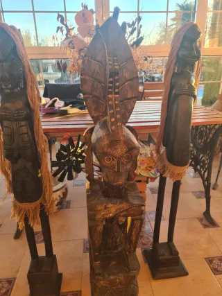 Estatua de madera tallada