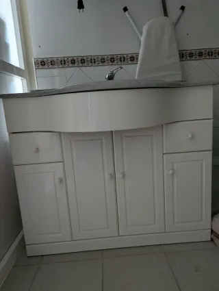 Mueble de baño con lavabo y grifo
