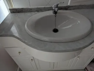 Mueble de baño con lavabo y grifo