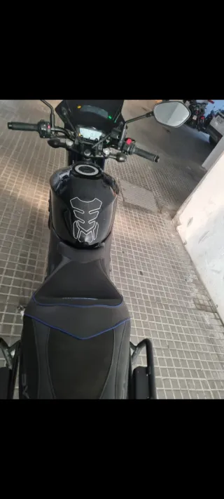 Suzuki SV650 Naked Negra y Azul