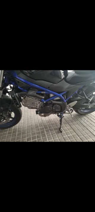 Suzuki SV650 Naked Negra y Azul