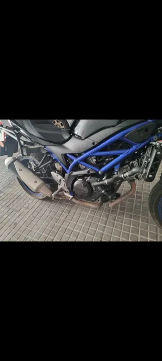 Suzuki SV650 Naked Negra y Azul