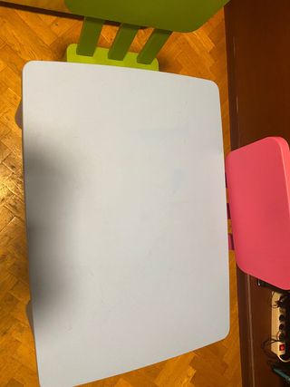 Mesa y sillas infantiles de plástico