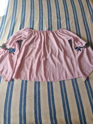 Blusa con bordado floral