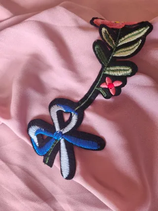 Blusa con bordado floral