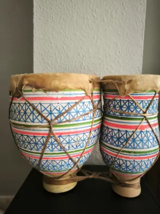 Tambores hechos a mano (cerámica y piel)