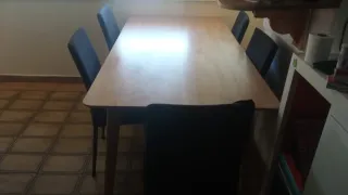 Mesa de comedor de madera