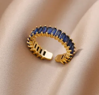 Anillo de acero dorado y azul ajustable.