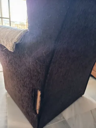 Sofá y sillón marrón de tela