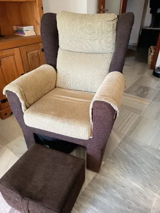 Sofá y sillón marrón de tela