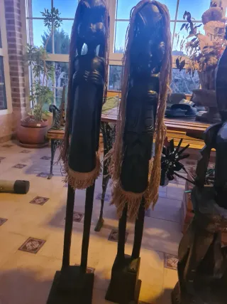 Figuras de madera tallada con detalles tribales