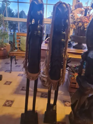 Figuras de madera tallada con detalles tribales