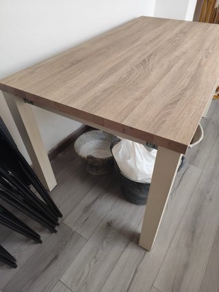 Mesa de comedor de madera
