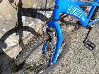Bicicleta infantil BH azul.