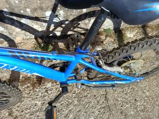 Bicicleta infantil BH azul.