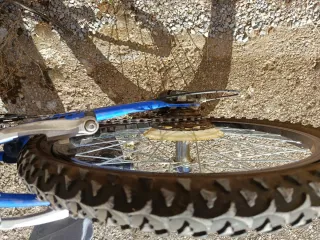 Bicicleta infantil BH azul.