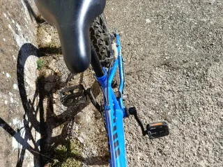 Bicicleta infantil BH azul.