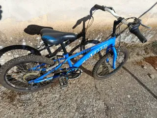 Bicicleta infantil BH azul.