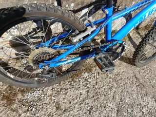 Bicicleta infantil BH azul.