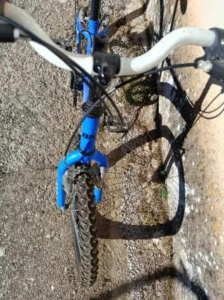 Bicicleta infantil BH azul.
